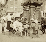 404565 Afbeelding van enkele kinderen bij de waterpomp aan de noordzijde van het Vredenburg te Utrecht.